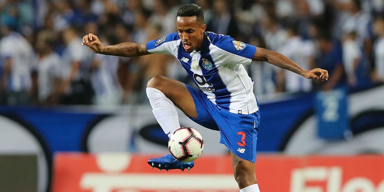 Eder Militao controla un balón en un partido con el Oporto. Foto: Fútbol Club Porto.