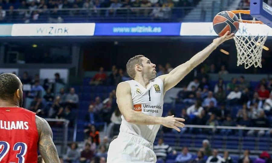 Fabien Causeur entra a canasta ante Derrick Williams. Foto: Real Madrid.