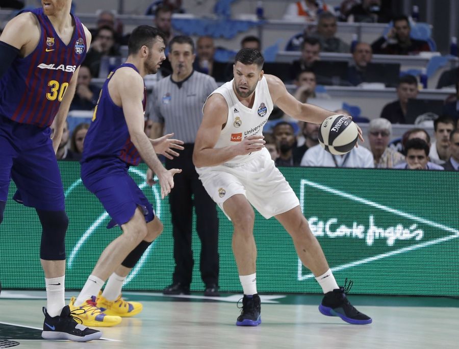 Felipe Reyes postea a Pierre Oriola en un Real Madrid - Barça Lassa de Copa del Rey. Foto: ACB.
