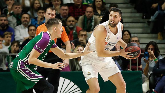 Felipe Reyes postea a un rival en un Unicaja - Real Madrid. Foto: Liga Endesa.