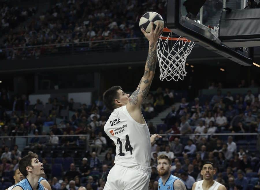 Gabriel Deck entra a canasta en un Real Madrid - Movistar Estudiantes. Foto: Liga Endesa.