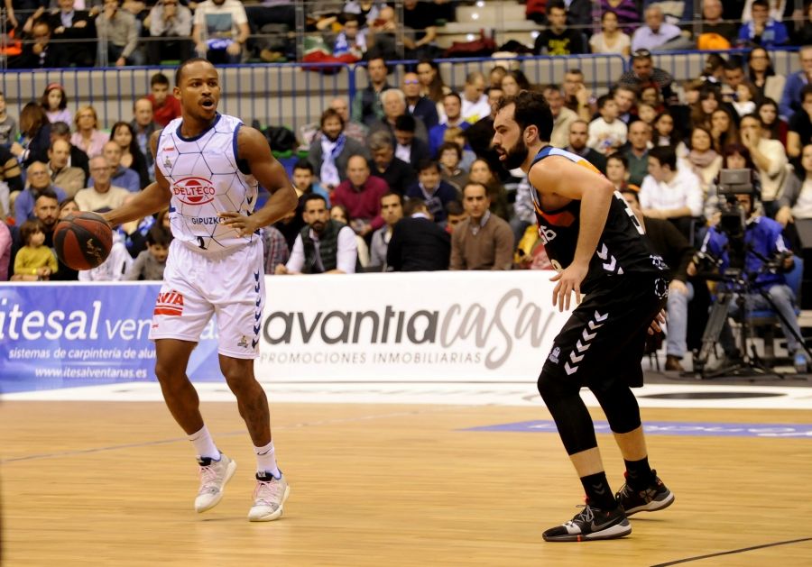 Garrett Nevels bota el balón ante Vitor Benite en un Delteco GBC - San Pablo Burgos. Foto: Liga Endesa.