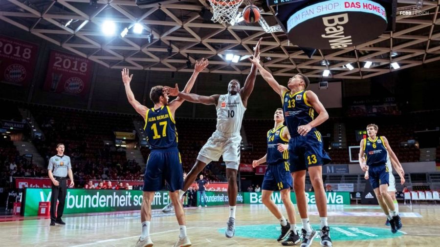 Golden Dike entra a canasta en un ALBA Berlin - Real Madrid. Foto: Turkish Airlines Euroleague.