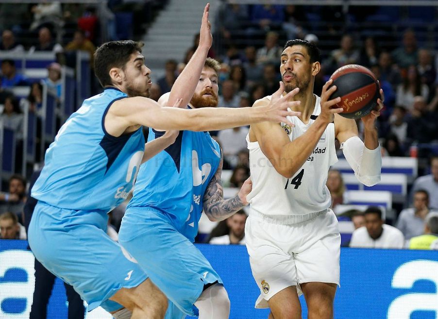 Gustavp Ayón se prepara para dar un pase ante Edgar Vicedo y Shayne Whittington. Foto: Real Madrid.