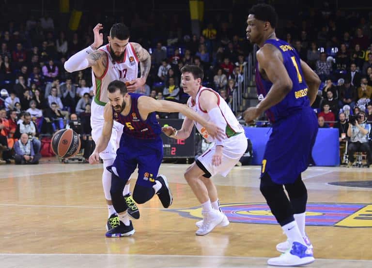 Pau Ribas se cuela entre dos rivales