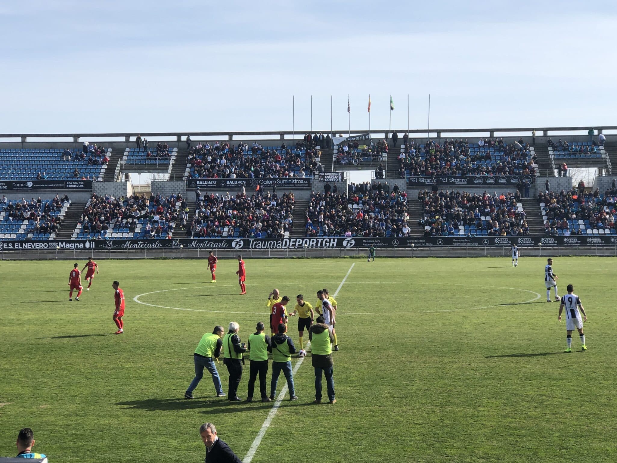 Momentos antes de comenzar el partido entre el C.D. Badajoz- San Fernando CDI