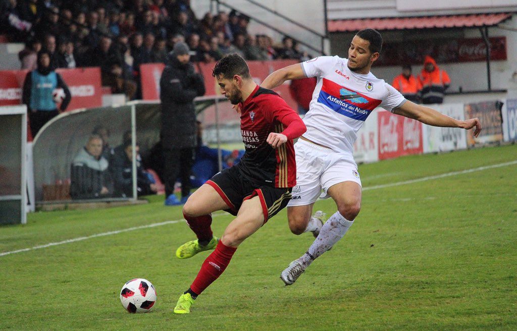 Lance del encuentro en Anduva entre CD Mirandés y UP Langreo