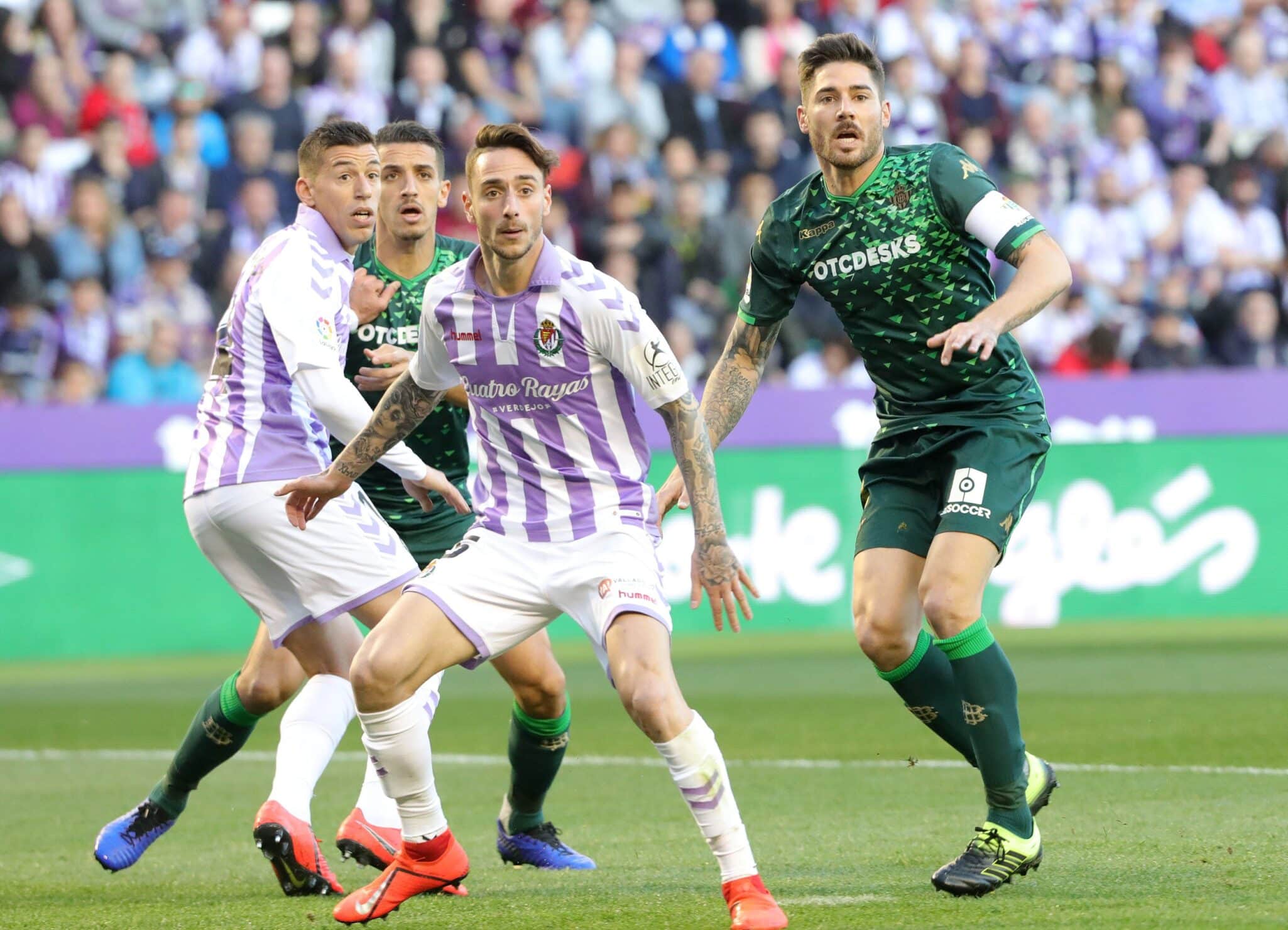 Javi García y Feddal esperaban el remate en un córner. / Real Betis Balompié