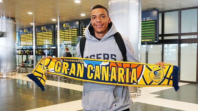 Jacob Wiley posando con una bufanda de Herbalife Gran Canaria en su llegada a la isla. Foto: Herbalife Gran Canaria.