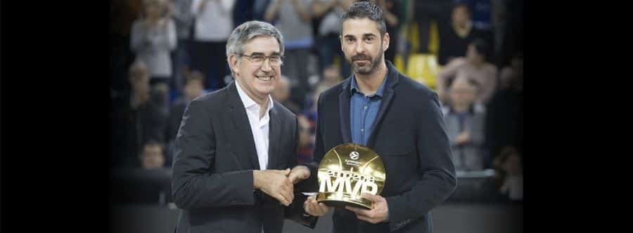 Jordi Bertomeu entrega a Juan Carlos Navarro un trofeo de MVP en reconocimiento a su carrera. Foto: Turkish Airlines Euroleague.