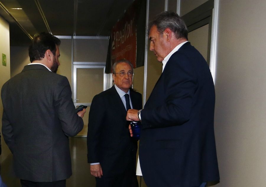 Juan Carlos Sánchez y Florentino Pérez hablan al término de un partido del Real Madrid. Foto: Liga Endesa.