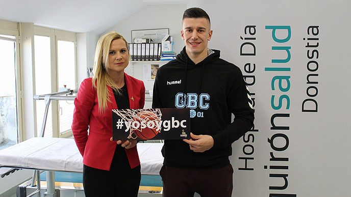 Matic Rebec posa en su presentación como jugador de Delteco GBC. Foto: Delteco GBC.