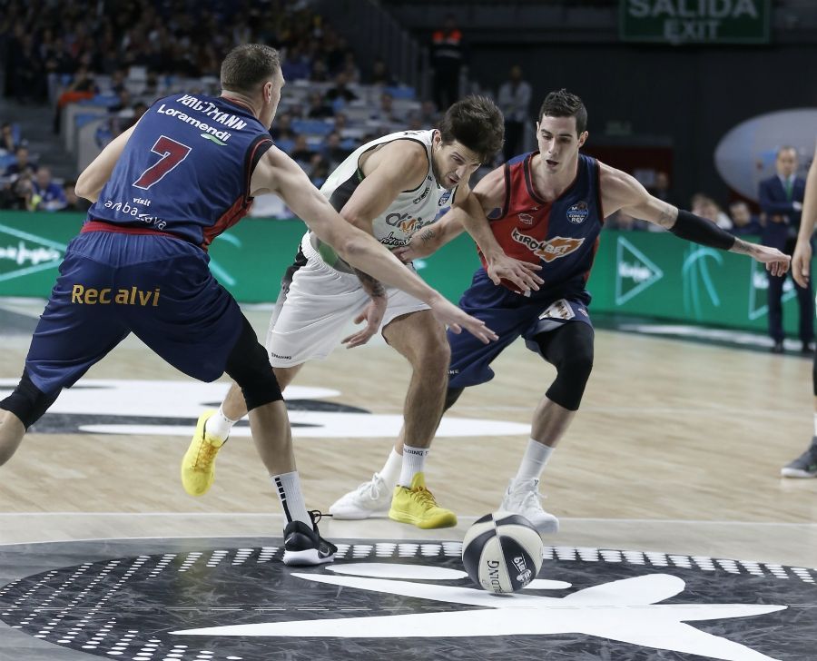Nico Laprovittola se va de Johannes Voigtmann en un KIROLBET Baskonia - Divina Seguros Joventut.