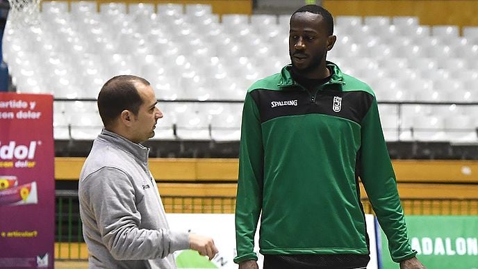 Nobel Boungou-colo habla con Carles Duran. Foto: Divina Seguros Joventut.