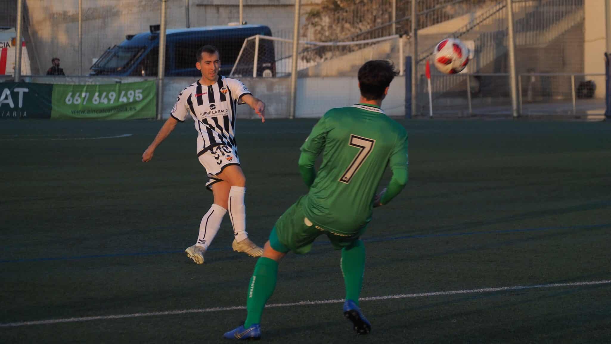 Lance del encuentro en el Nou Municipal de Cornellà
