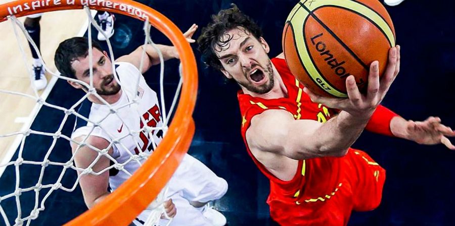 Pau Gasol tira ante Kevin Love en un Estados Unidos - España. Foto: Radio Televisión Española.