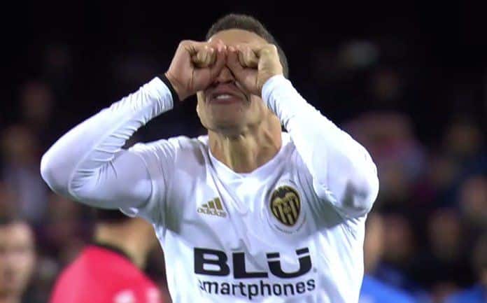 Rodrigo colocando sus manos sobre sus ojos para simular un gesto de lloro en Mestalla Fuente: Gol Tv
