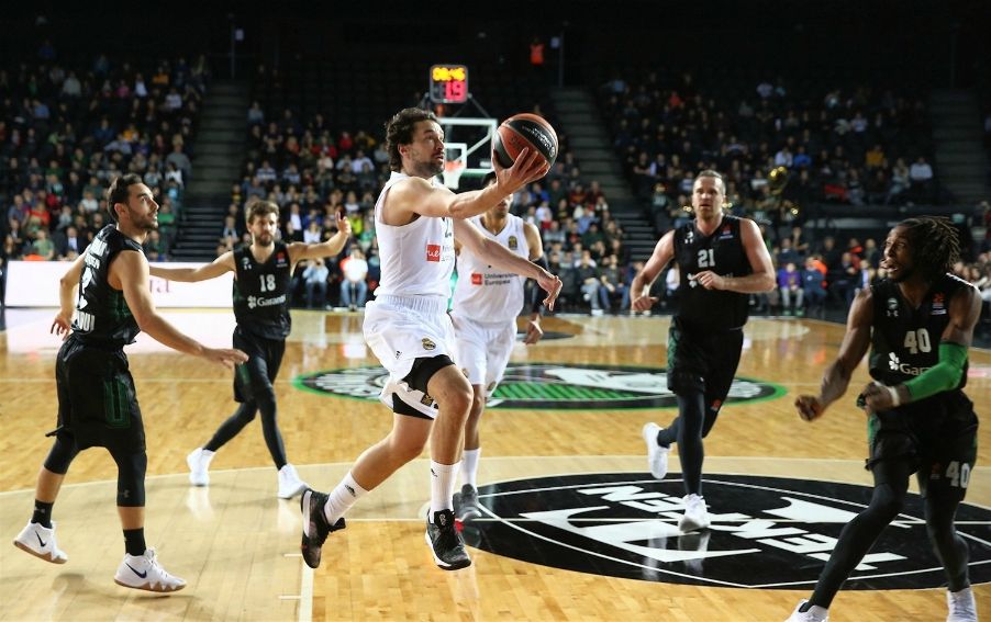 Sergio Llull entra a canasta en un Darussafaka - Real Madrid. Foto: Turkish Airlines Euroleague.