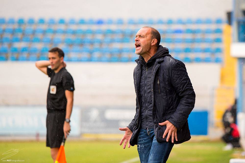 Vicente Mir da órdenes en un partido de esta temporada - CD Alcoyano / PSTFotografía