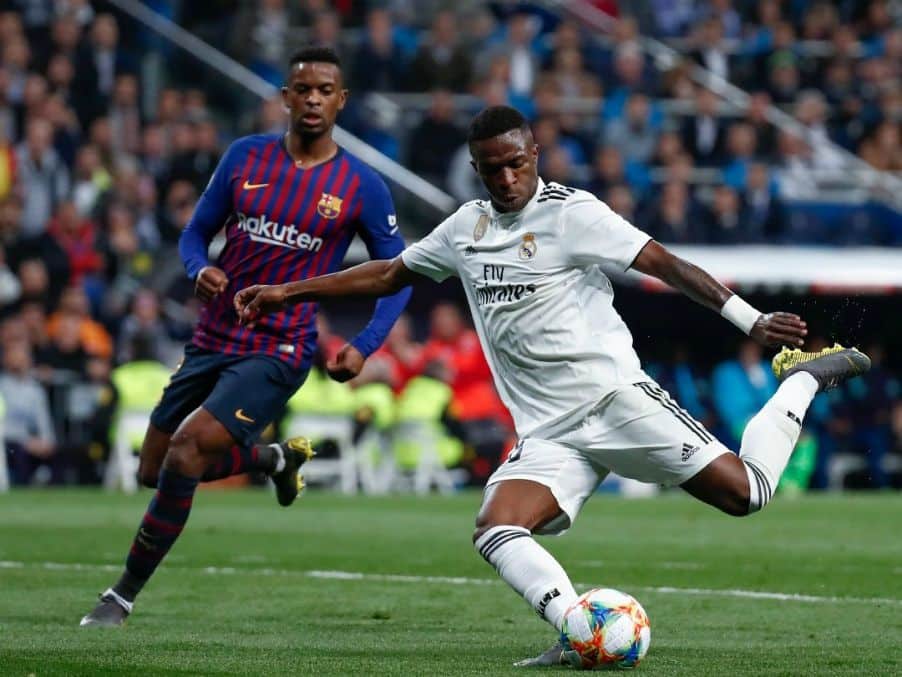 Vinicius dispara a puerta ante Nélson Semedo en un Real Madrid - Barcelona. Foto: Fútbol Club Barcelona.