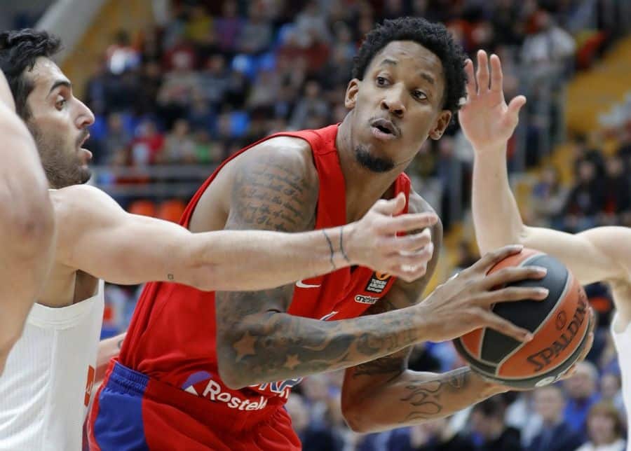 Will Clyburn controla un balón ante Facundo Campazzo en un CSKA - Real Madrid. Foto: Turkish Airlines Euroleague.