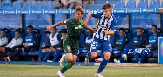 Inui, en el Betis lucha por el balón en un partido frente al Alavés