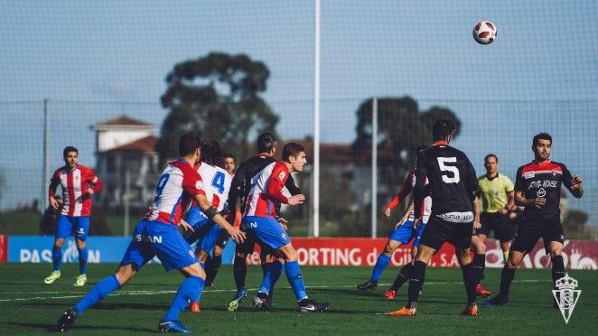 Lance del encuentro de este domingo entre el Sporting 'B' y la UD Logroñés (Foto: Real Sporting)