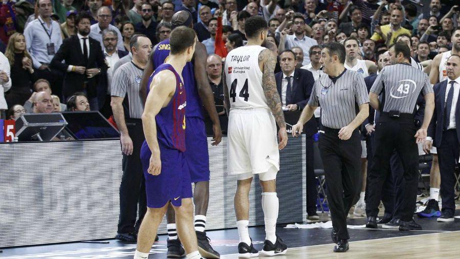 Los árbitros revisan una acción en el Instant Replay en un Real Madrid - Barça Lassa. Foto: ACB.