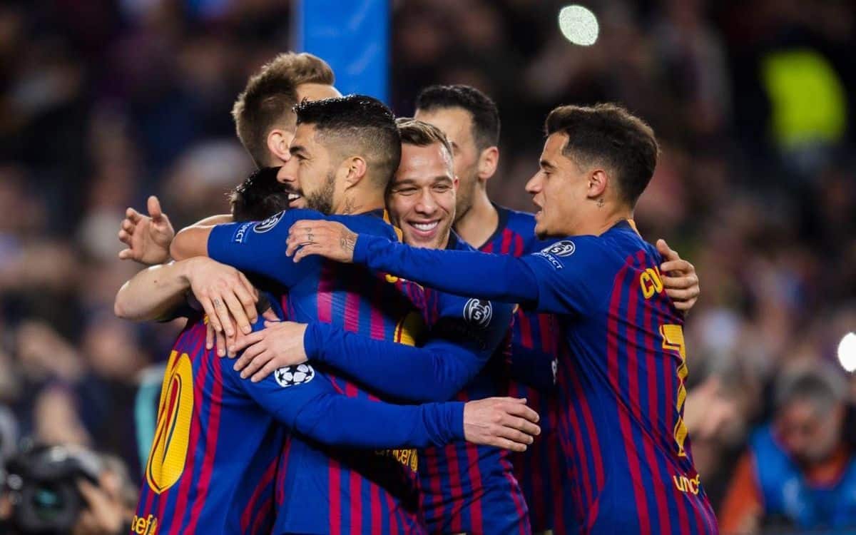 El equipo abraza a Leo Messi tras transformar el 3-1. Foto: Victor Salgado
