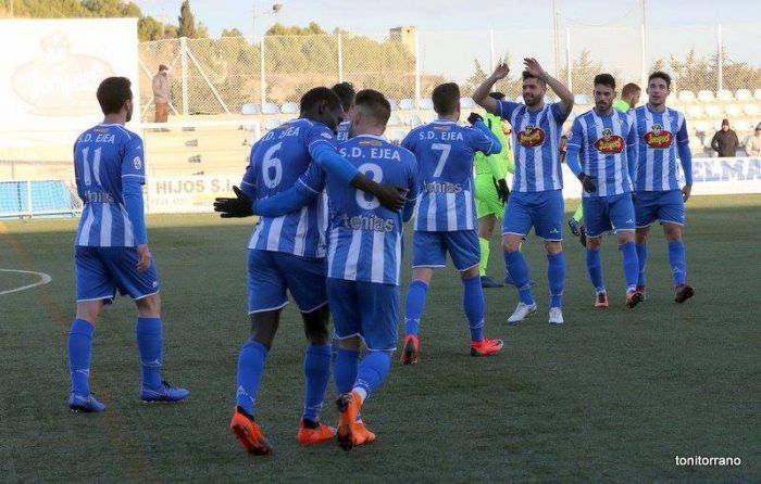 La SD Ejea celebrando un gol está temporada.