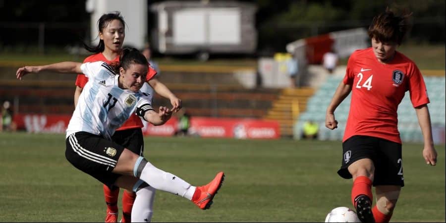 Florencia Bonsegundo fue capitana ante la ausencia de Banini en una tarde difícil para las albiclestes (foto; AP)