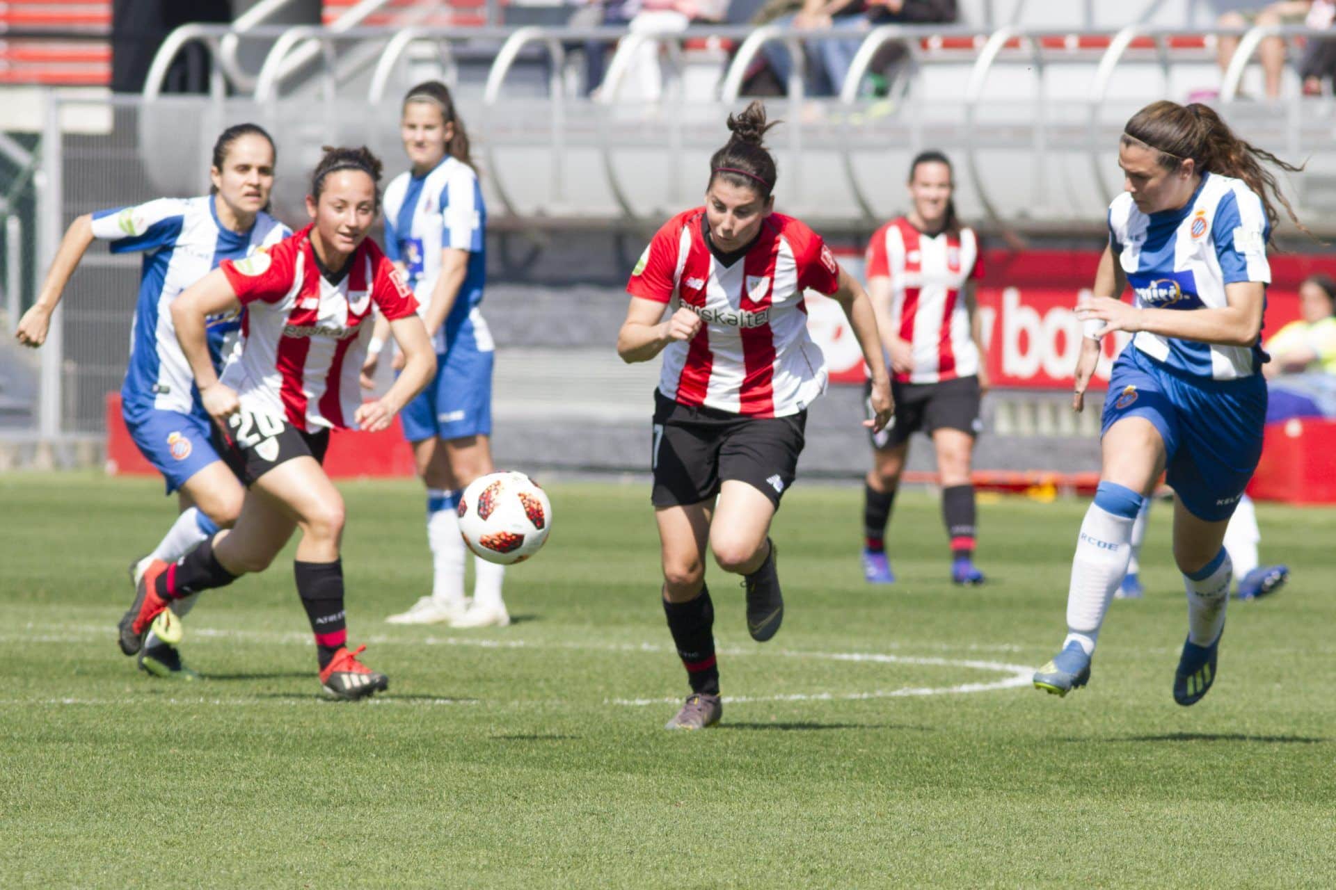 Lucía en carrera con Pujadas en un instante del choque. Fuente: Athletic Club.