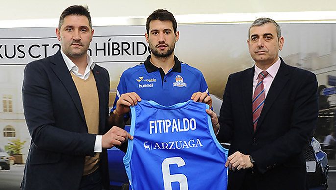 Bruno Fitipaldo posa con su camiseta de San Pablo Burgos junto a Albano Martínez y Enrique Barrio. Foto: ACB.