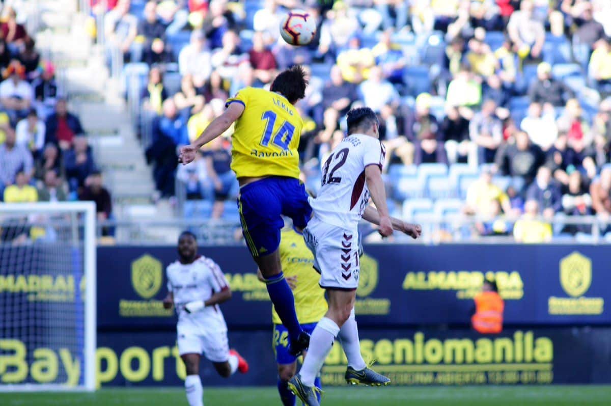 Lekic y Dani Torres disputando un balón. Fuente: Cádiz CF