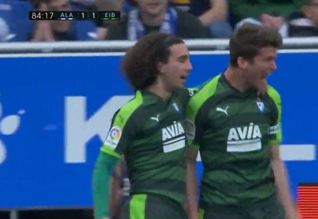 Marc Cucurella en un partido con el Eibar