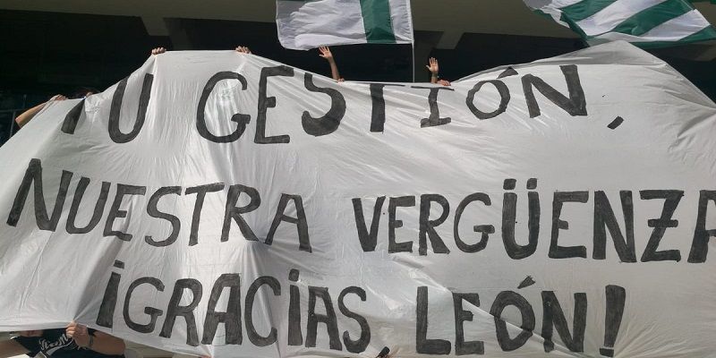 Una de las pancartas retiradas el domingo pasado | Imagen: Canal Blanquiverde (Twitter)
