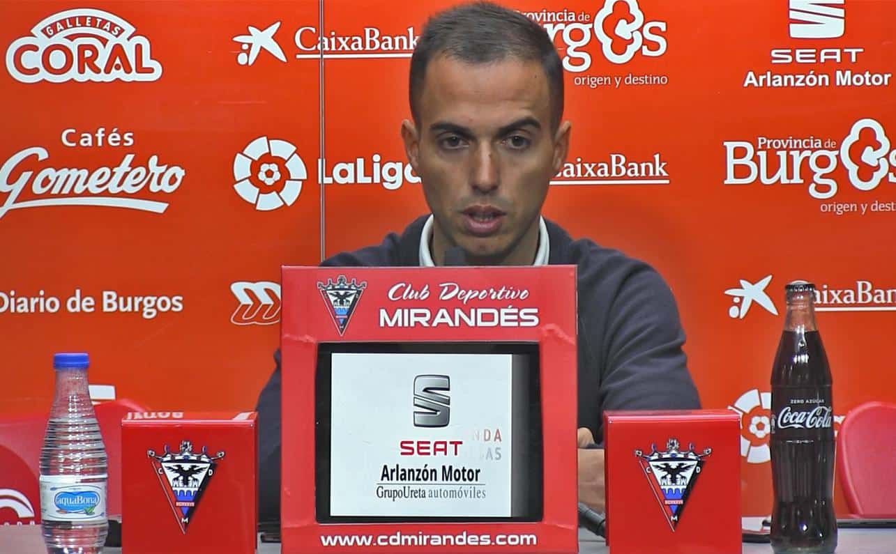 El mister en rueda de prensa advirtió del peligro que entraña la visita del filial. Foto: @CDMirandes