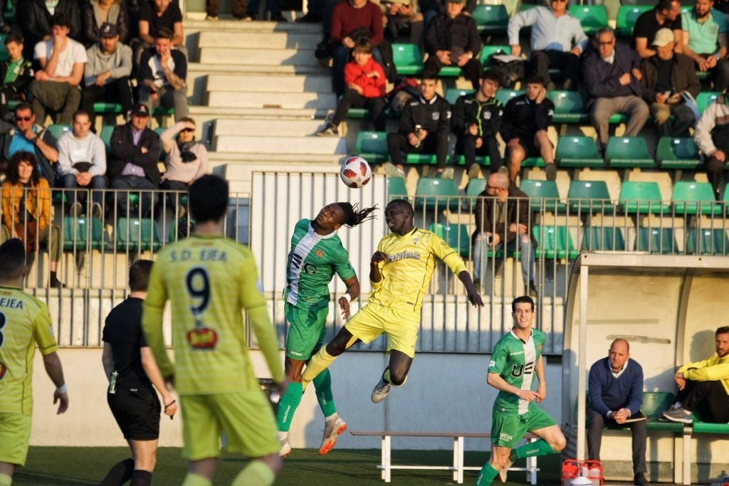 Manucho (Cornella) y Moustapha (Ejea) pugnan por un balón