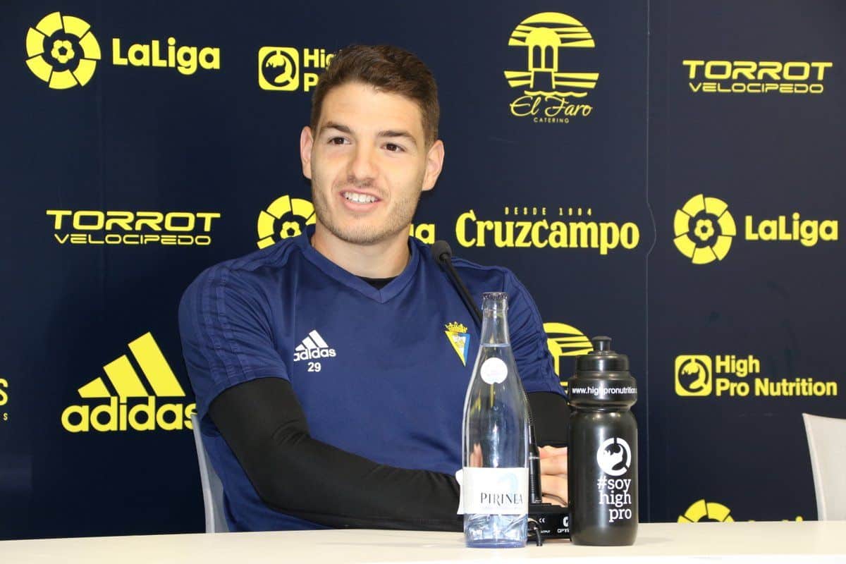 Manu Vallejo atendió a la prensa a su regreso a los entrenos con el Cádiz (Fuente: Cádiz CF)