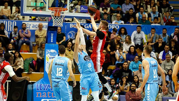 Dino Radoncic  entra a canasta ante Emir Sulejmanovic en un Breogán - Murcia. Foto: ACB.
