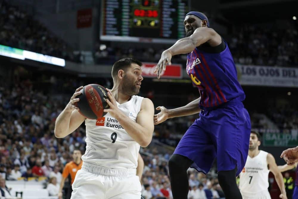 Felipe Reyes postea ante Chris Singleton en un Real Madrid - Barça Lassa. Foto: Real Madrid.