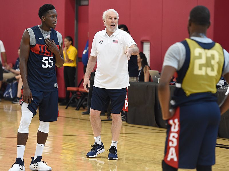 Gregg Popovich da instrucciones a LeBron James y Víctor Oladipo como seleccionador de Estados Unidos. Foto: USA Basketball.