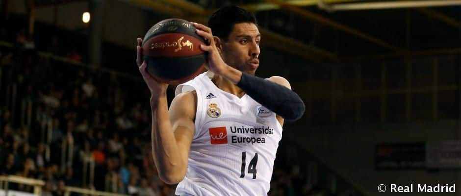 Gustavo Ayón da un pase en un partido con el Real Madrid. Foto: Real Madrid.