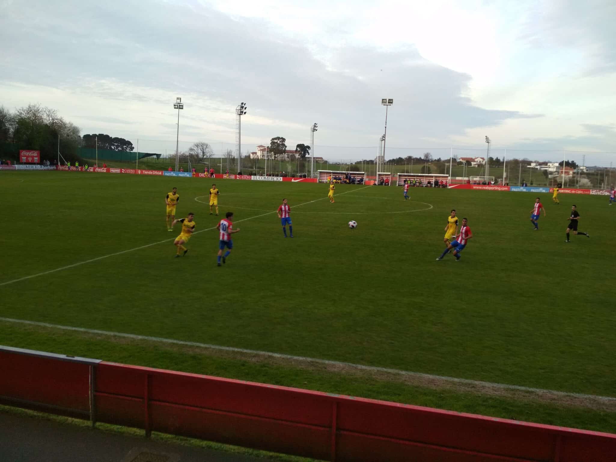Lance del encuentro en Mareo entre Sporting 'B' e Izarra