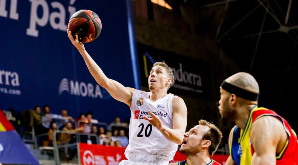 Jaycee Carroll entra a canasta ante Rafa Luz en un MoraBanc Andorra - Real Madrid. Foto: ACB.