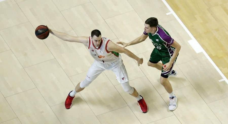 Johannes Voigtmann aguanta el balón ante Kyle Wiltjer en un Unicaja - Baskonia. Foto: KIROLBET Baskonia.