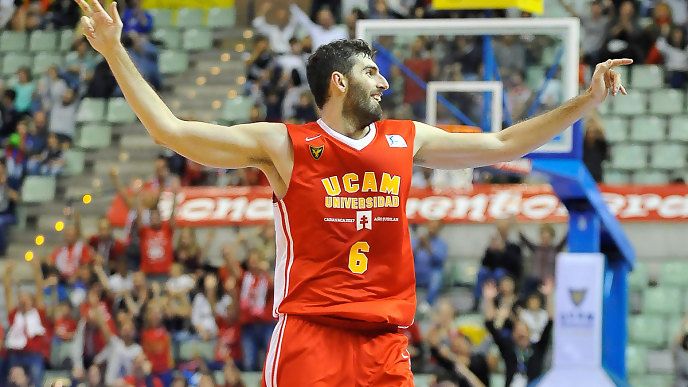 José Ángel Antelo celebra una canasta en un partido como jugador del UCAM Murcia. Foto: ACB.