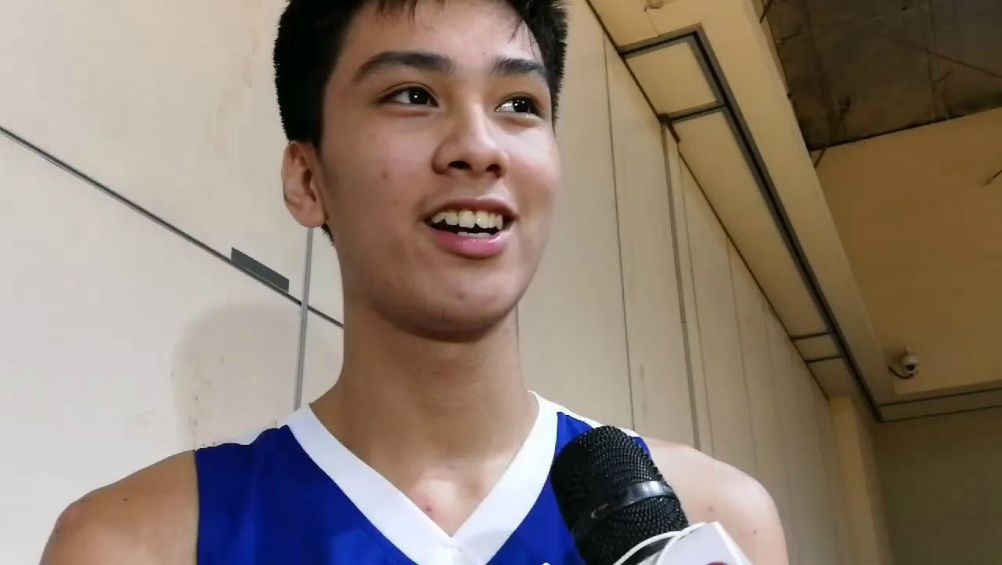 Kai Sotto atiende a un medio de comunicación. Foto: YouTube.