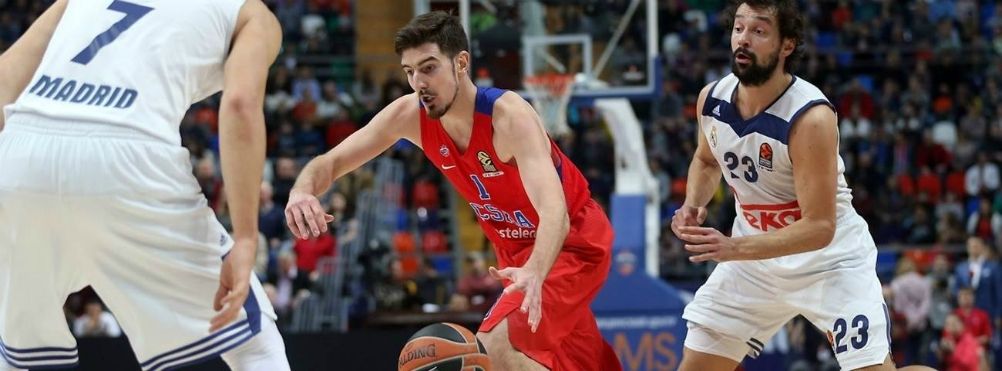 Nando de Colo bota ante Sergio Llull en un CSKA - Real Madrid. Foto: Turkish Airlines Euroleague.