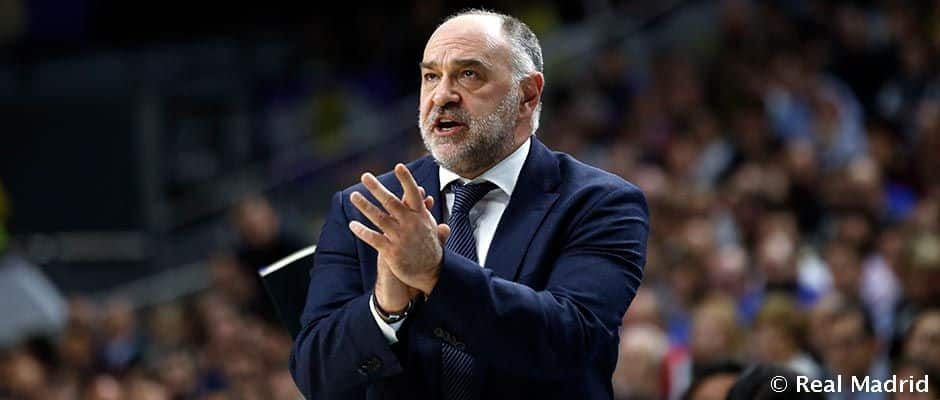 Pablo Laso aplaude a sus jugadores como entrenador del Real Madrid. Foto: Real Madrid.